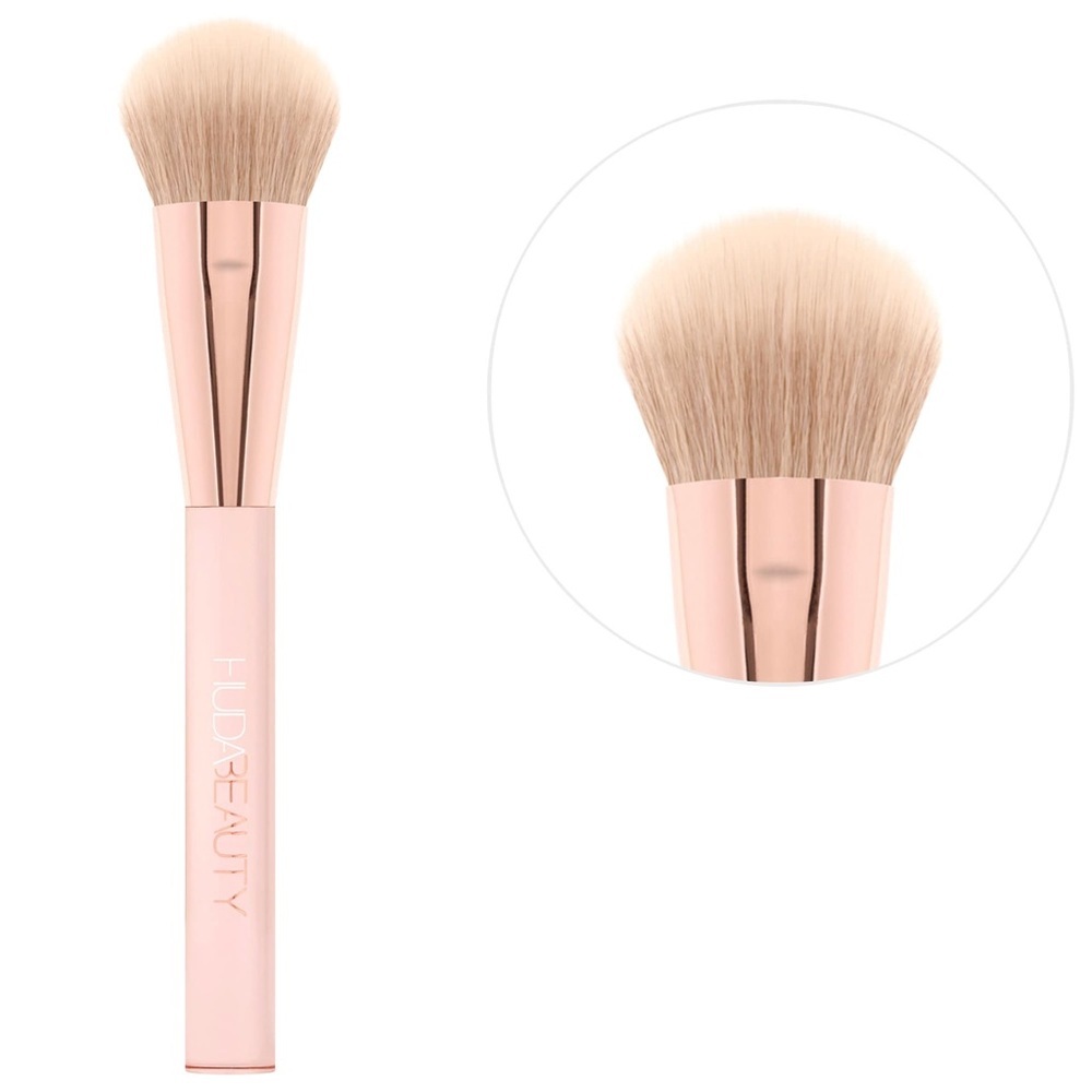 HUDA BEAUTY 
Face & Cheek Blush Brush